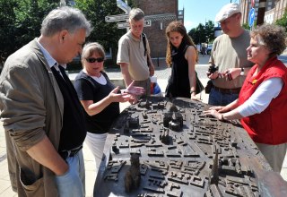 Das Tastmodell der Rostocker Altstadt bietet Blinden und Sehgeschädigten eine gute Orientierung. // © TZRW/Joachim Kloock Das Tastmodell der Rostocker Altstadt bietet Blinden und Sehgeschädigten eine gute Orientierung. // © TZRW/Joachim Kloock
