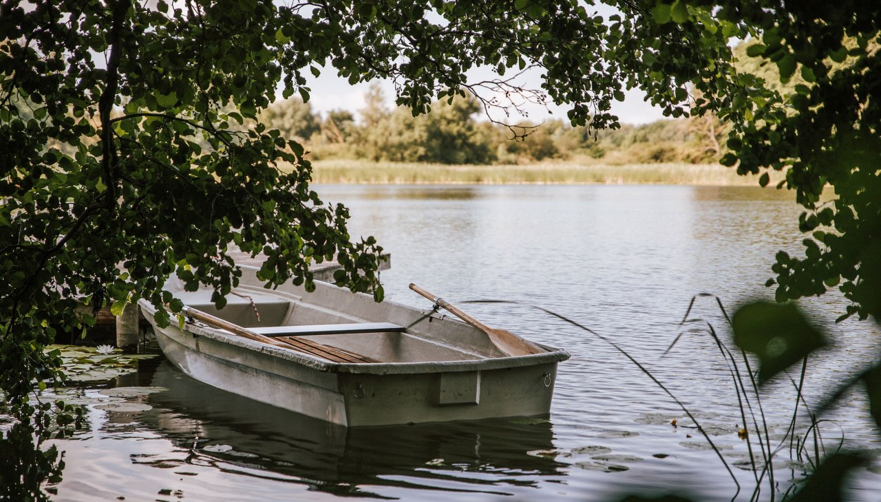 Een boot voor een pauze op het meer, &copy; Gutshaus Gremmelin