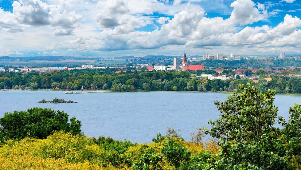 Widok na miasto Neubrandenburg położone bezpośrednio nad jeziorem Tollensesee // © Nico Schüler Widok na miasto Neubrandenburg położone bezpośrednio nad jeziorem Tollensesee // © Nico Schüler