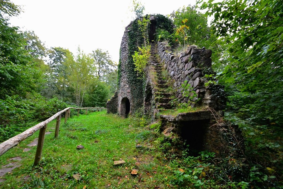 Pittoreske ruïnes van de watertoren in Semper Forest Park., © Tourismuszentrale Rügen