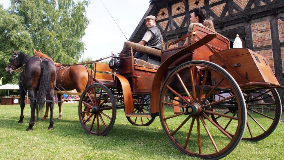 Travel back in time by coach at the Klockenhagen Open-Air Museum // &copy; Freilichtmuseum Klockenhagen