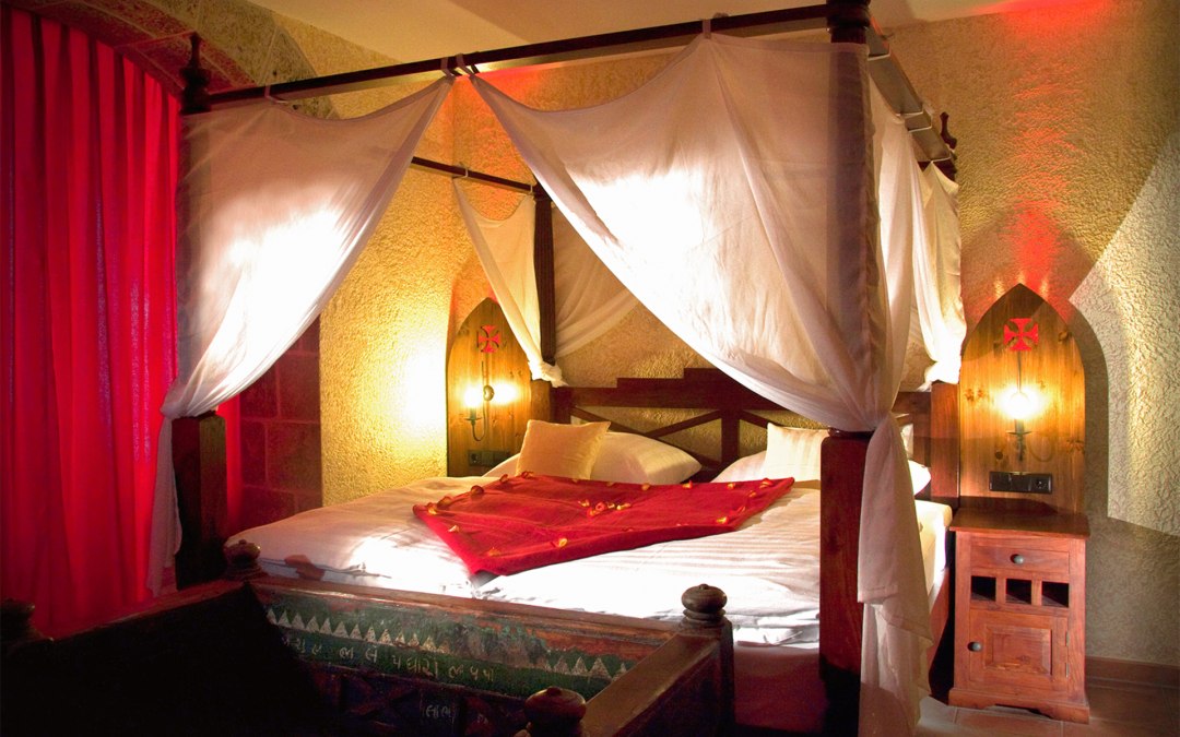 "Kastell Gemach medieval four-poster bed"(DZ for max. 2 persons, no children)Medieval style:Splendid four-poster bed. Ambience light. Bay window with armchairs/sofa.32? / 81cm LED TV with radio.Shower & WC. Cosmetic mirror & hairdryer.Mostly with desk.25 - 30 m² on the mezzanine and 1st floor in Haus Kastell., © BinzHotel.de/Eigentümer/WAECHTER