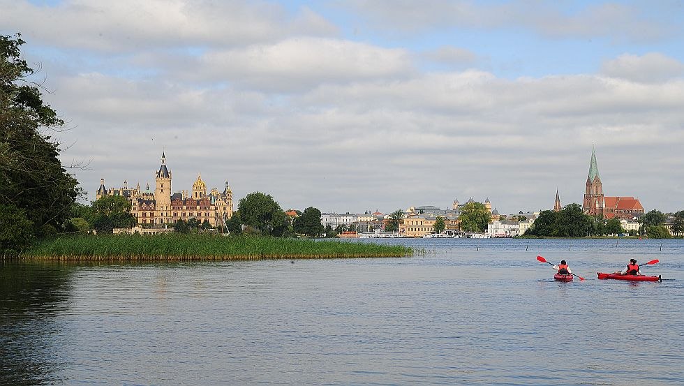 Kajakken tegen de achtergrond van Slot Schwerin, © Andreas Duerst