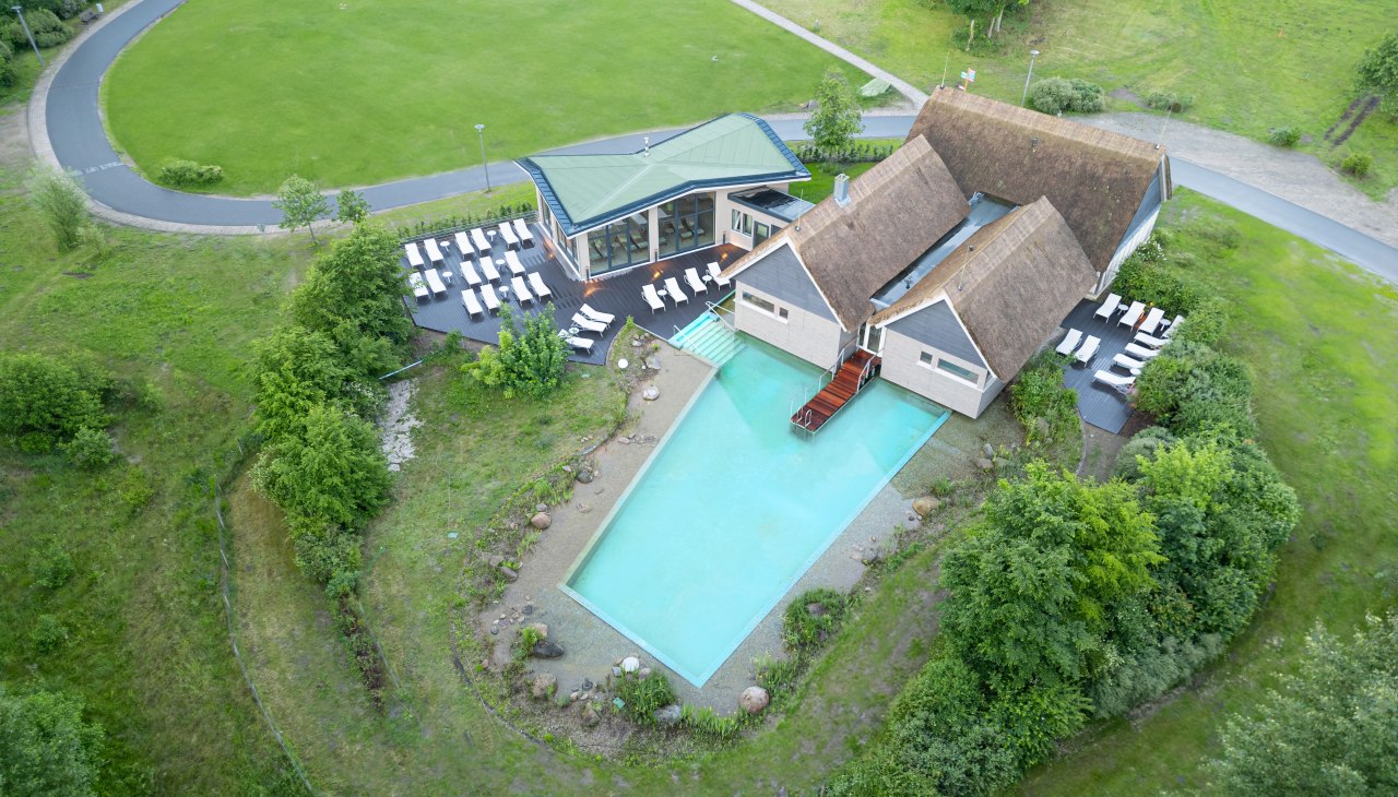 2024-05-BEECH-Plau-Drohne-Luftaufnahme-WALD-SPA-Naturbadeteich, © BEECH Resort Plauer See