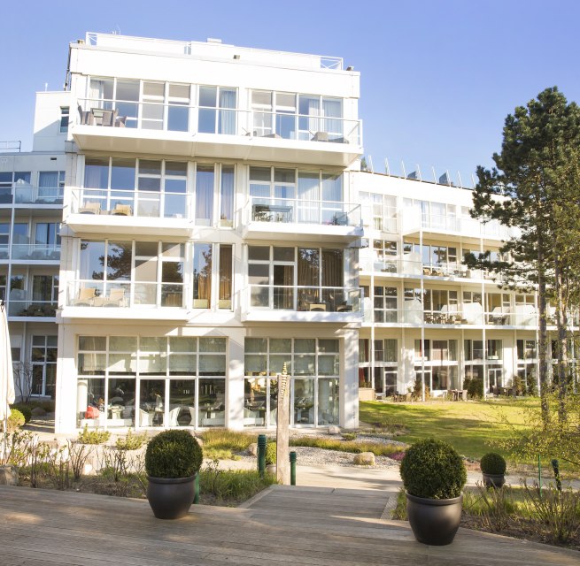 All rooms have large windows with a view of the gnarled pine trees or the dune landscape with the Baltic Sea, &copy; Strandhotel Fischland