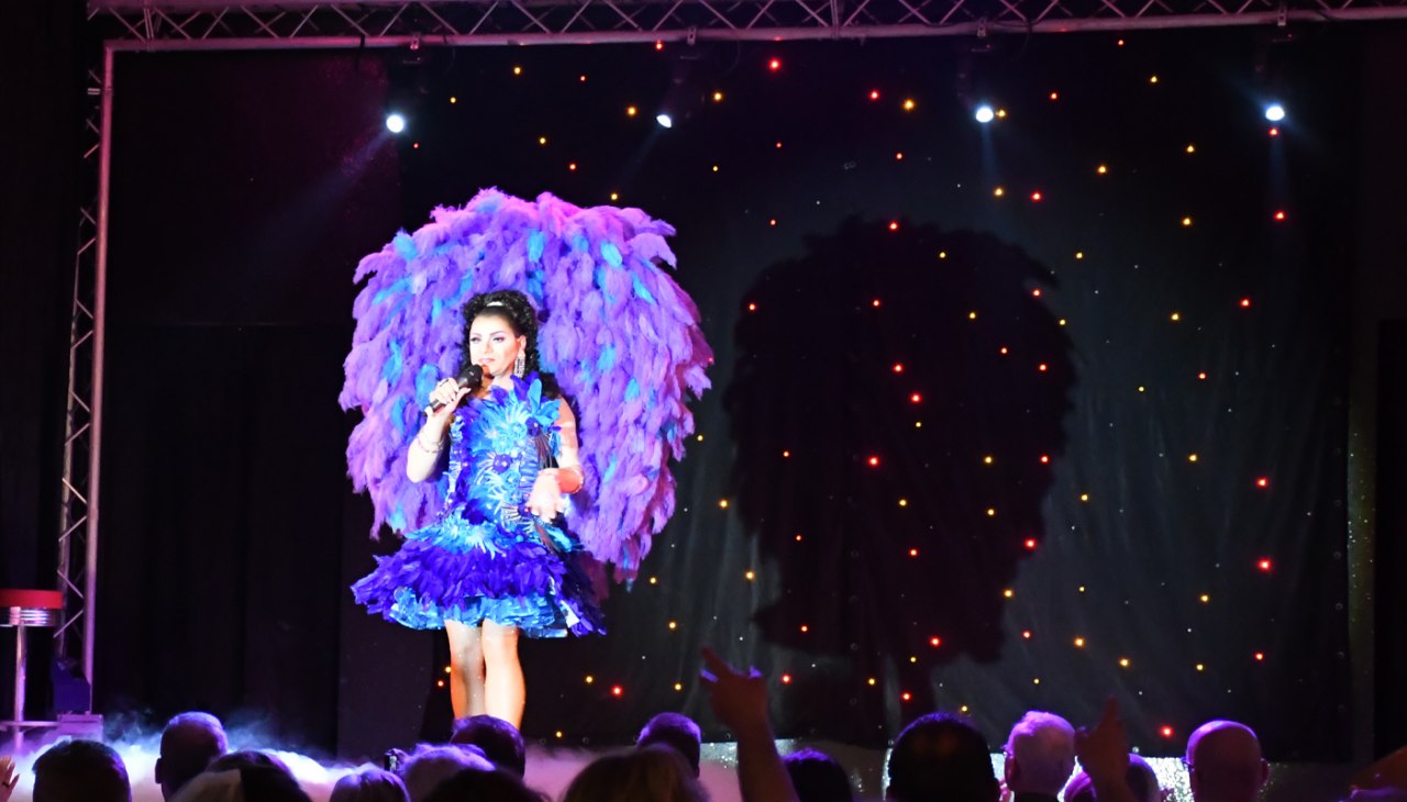 Travestieshow in het Schiefe Ebene theater in Neustrelitz, &copy; Theater Schiefe Ebene