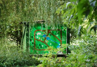 Tablice informacyjne wyjaśniają naturalne cykle i korzyści płynące z pszczół., © Gabriele Skorupski