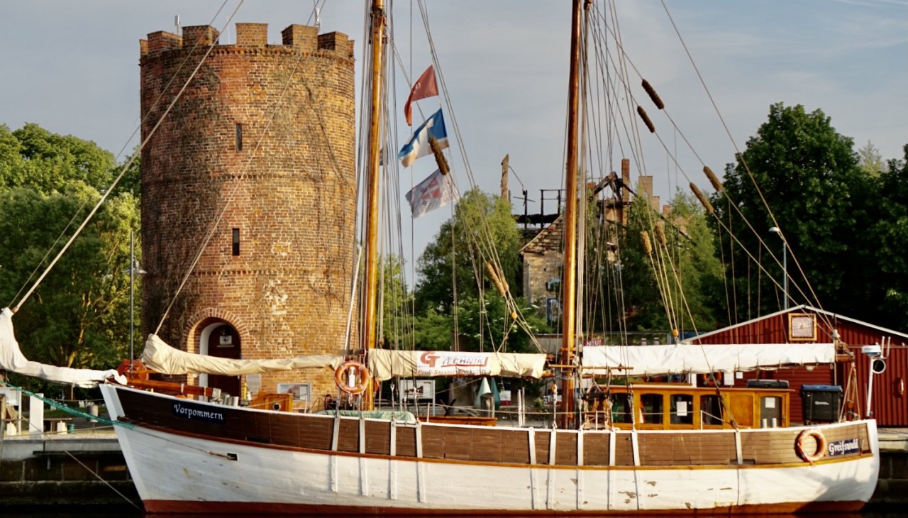 "Pomorze Przednie" przed wieżą rybacką w Greifswaldzie, &copy; GMG/GUdrun Kr&uuml;ger