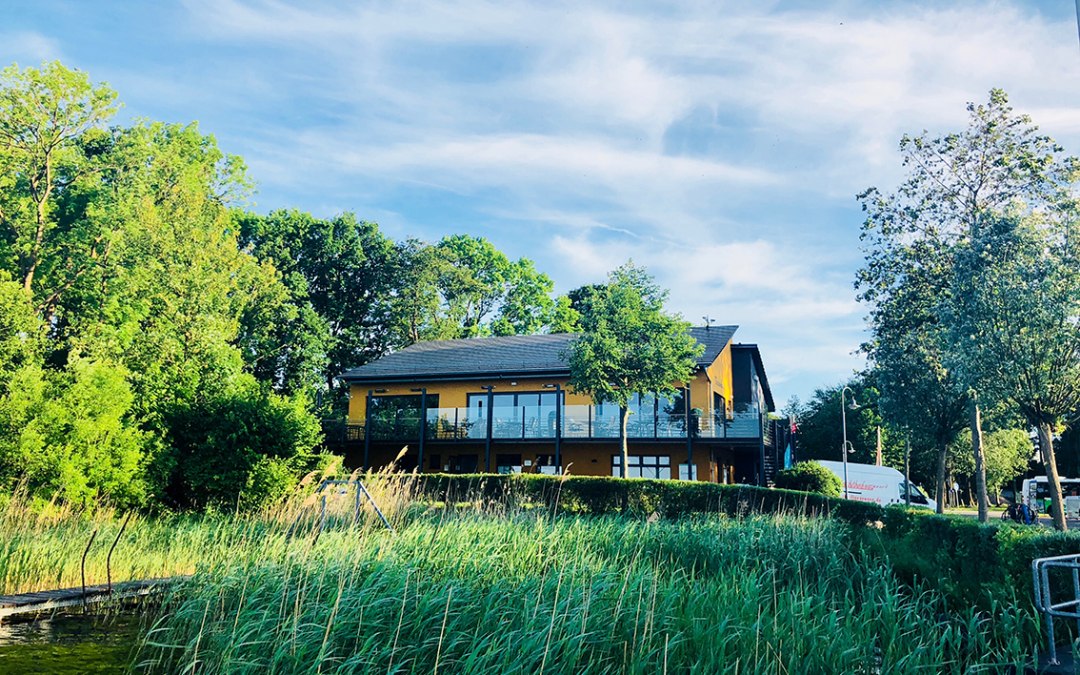 Zomeruitzicht op het havengebouw en het Strandhaus restaurant, © Claudia Kratz