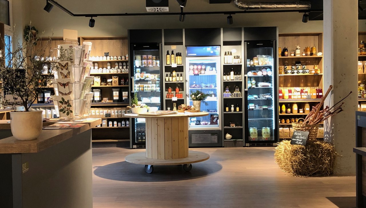 Streekwinkel met assortimentsrekken, © N. Krüger