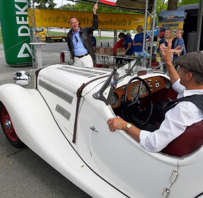 A może wolisz bardziej sportowy charakter? Oto Cabrio Hansa Sport 1.7 na starcie, jazda jest atrakcją w promieniach słońca., © M. Brandt A może wolisz bardziej sportowy charakter? Oto Cabrio Hansa Sport 1.7 na starcie, jazda jest atrakcją w promieniach słońca., © M. Brandt