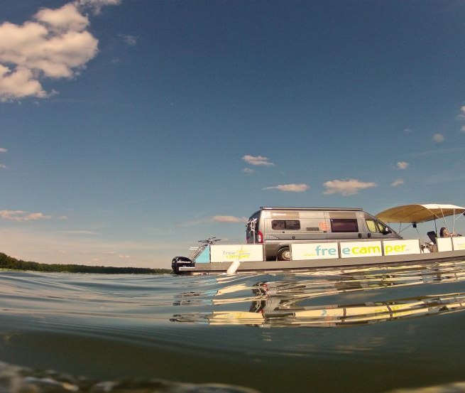 Schwimmender Reisemobil-Stellplatz aus der Froschperspektive // © freecamper Schwimmender Reisemobil-Stellplatz aus der Froschperspektive // © freecamper