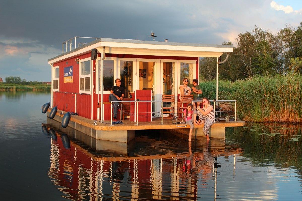 The comfortable houseboats from Abenteuer Flusslandschaft, which are equipped with solar panels, bow thrusters and heating, offer the finest in vacation enjoyment. // © Abenteuer Flusslandschaft The comfortable houseboats from Abenteuer Flusslandschaft, which are equipped with solar panels, bow thrusters and heating, offer the finest in vacation enjoyment. // © Abenteuer Flusslandschaft