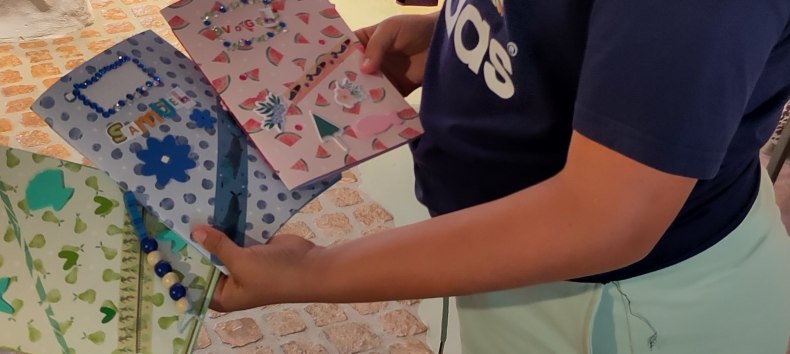 Tevreden deelneemsters aan de workshop boekbinden met hun ‘werken’ // © WerkHausWaren.de Tevreden deelneemsters aan de workshop boekbinden met hun ‘werken’ // © WerkHausWaren.de