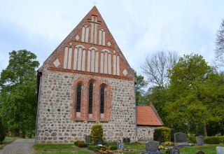 Widok kościoła, tylna ściana z trzema oknami i szczytem, &copy; Lutz Werner