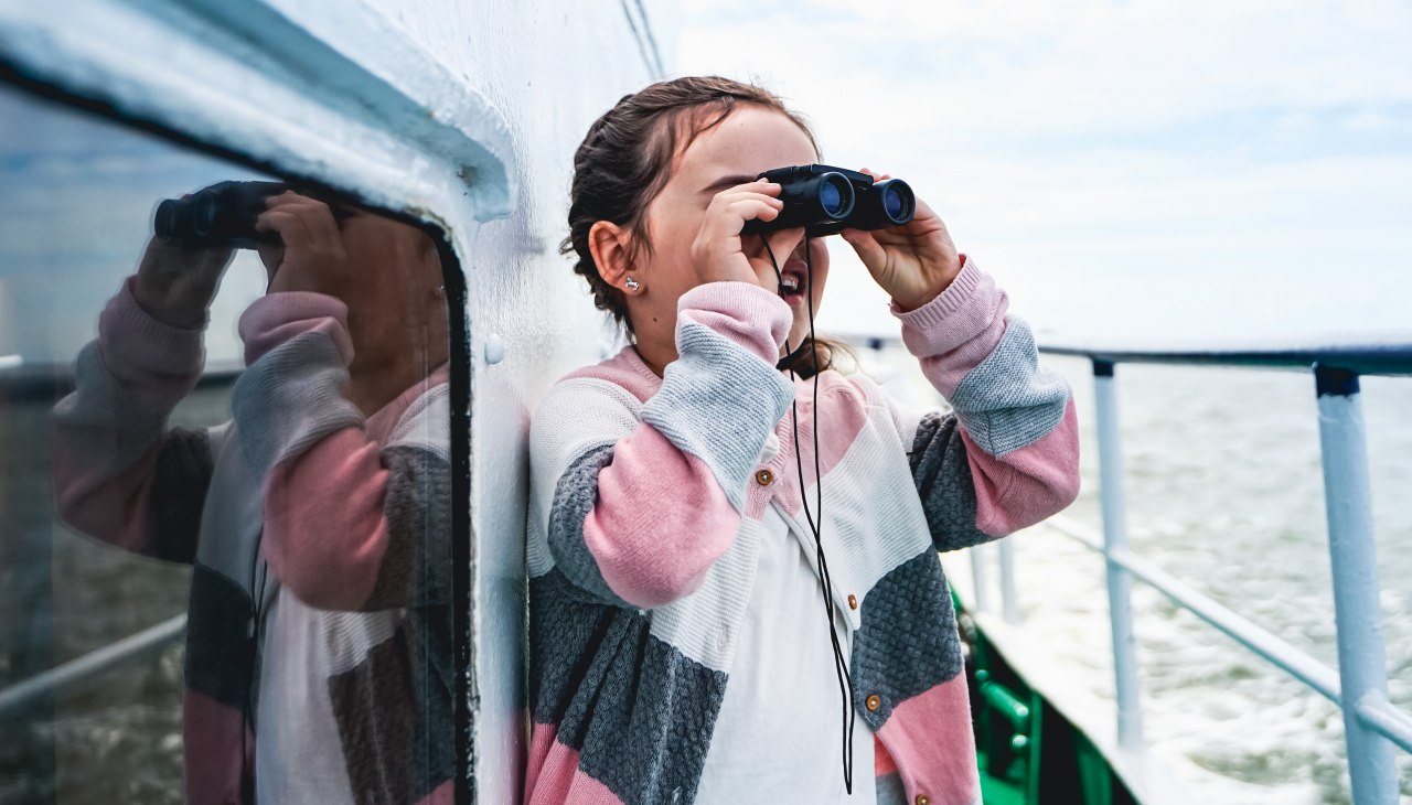 Girl with binoculars on board the MS Seeadler, © Apollo GmbH Fahrgastreederei