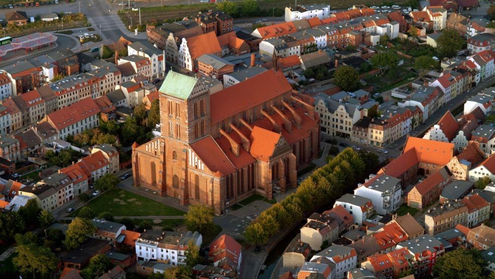 Luchtfoto van de St Nikolai kerk, © Volster & Presse Hansestadt Wismar
