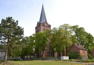 Kości&oacute;ł widziany ze starej granicy miasta ze starą szkołą od południowego zachodu. // &copy; Lutz Werner