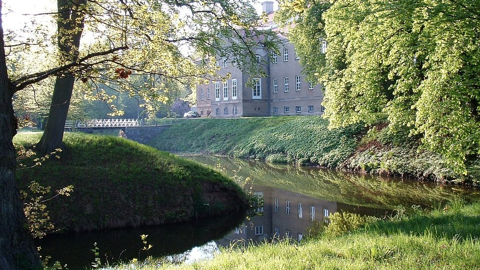 Zicht op het kasteel en de brug naar het kasteeleiland vanaf de parkzijde, © Barockschloß zu Griebenow e.V.