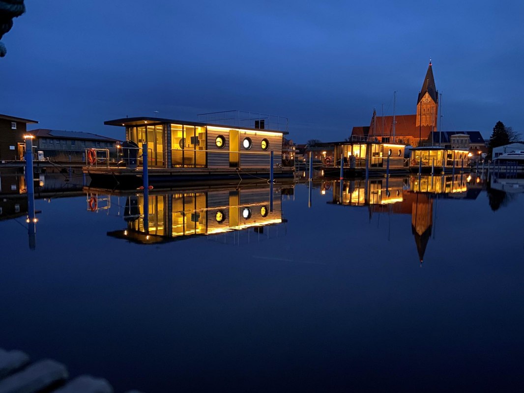 Buitenaanzicht bij nacht // © FjordLink Buitenaanzicht bij nacht // © FjordLink