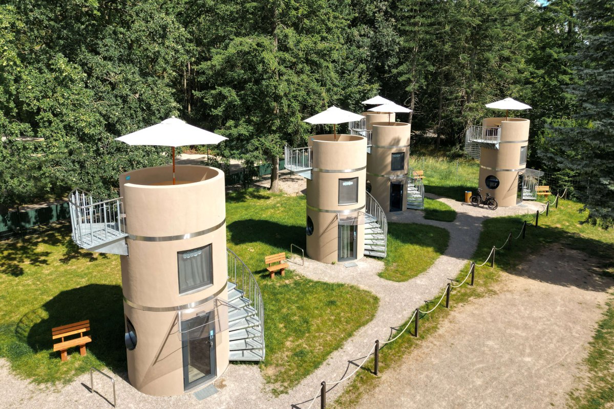 Het slube hotel in Krakau am See met zijn slaaptorens // &copy; slube