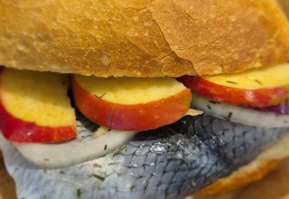 Frisches Fischbr&ouml;tchen bei Sch&ouml;nis Fischwaren & Seemannskost in Bergen auf R&uuml;gen // &copy; Sch&ouml;nis Fischwaren & Seemannskost
