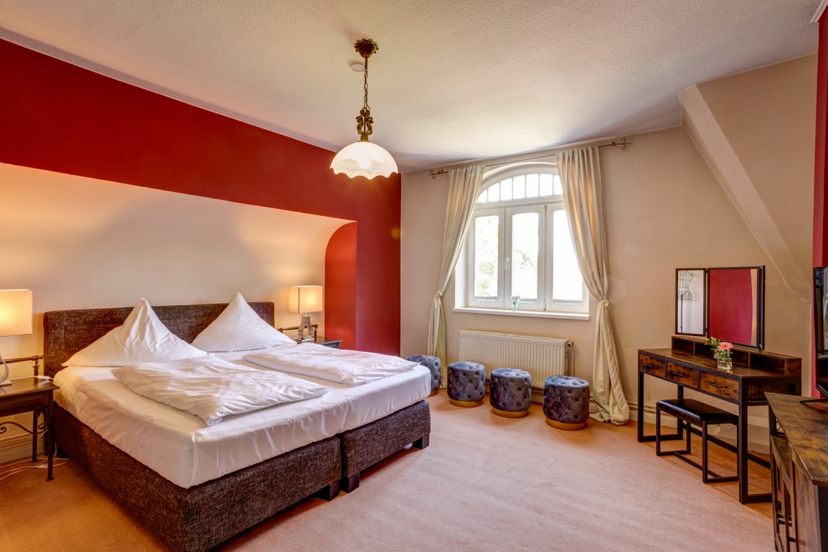 Zicht op het slaapgedeelte van een van de kamers. // © Jagdschlösschen Schwartow / Jan Haeselich Zicht op het slaapgedeelte van een van de kamers. // © Jagdschlösschen Schwartow / Jan Haeselich
