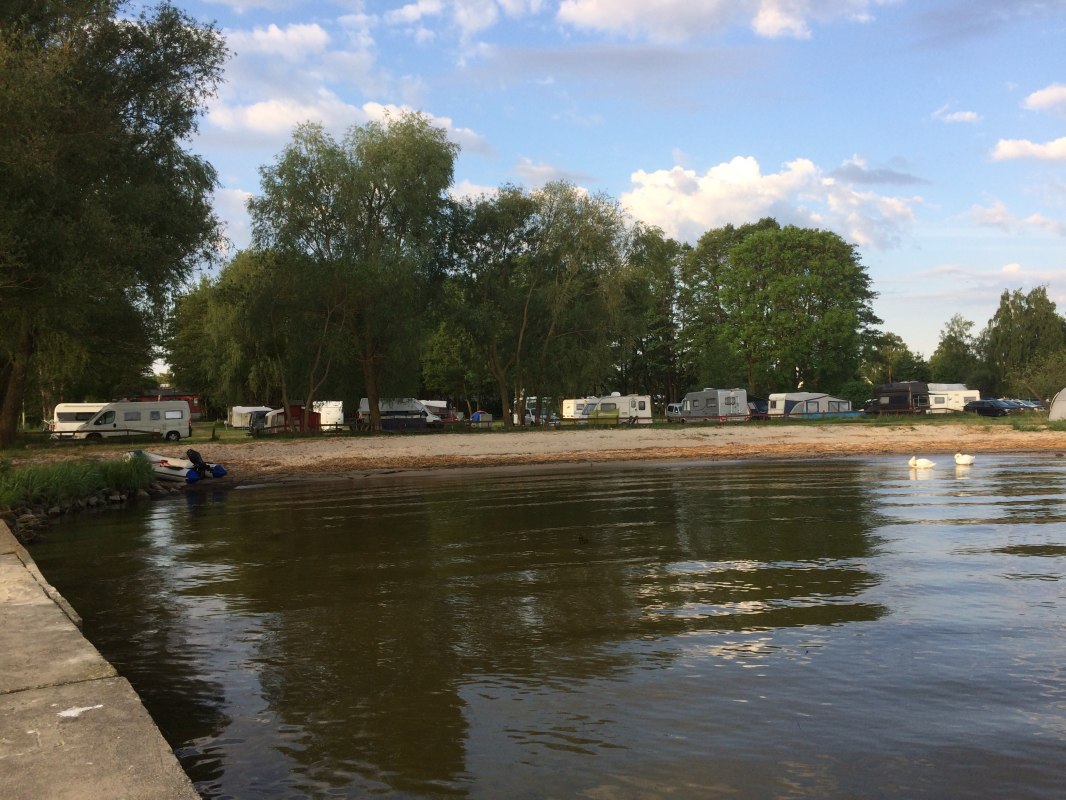 Van de camper naar het strand aan de Lagune van Szczecin via de kortste route. // © Ferienpark Ueckermünde-Bellin GmbH Van de camper naar het strand aan de Lagune van Szczecin via de kortste route. // © Ferienpark Ueckermünde-Bellin GmbH