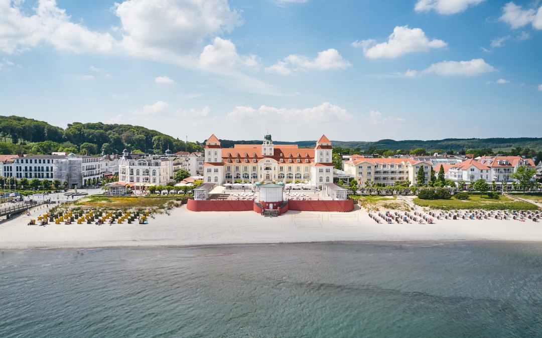 hotel-strand-himmel-meer-ostsee-drohnenbild-kurhaus-binz, © Arne Nagel