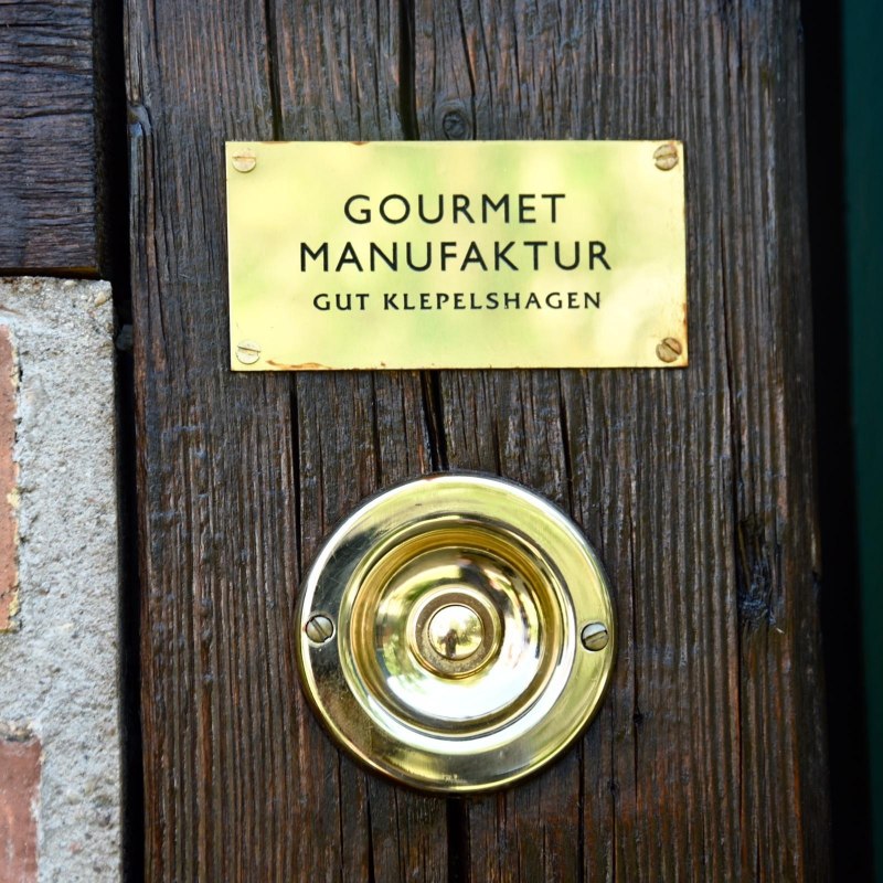 De producten van de Gourmet Manufaktur kunnen worden gekocht op open dagen ter plaatse. Data en meer informatie vind je op de website. // © Gourmet Manufaktur Gut Klepelshagen De producten van de Gourmet Manufaktur kunnen worden gekocht op open dagen ter plaatse. Data en meer informatie vind je op de website. // © Gourmet Manufaktur Gut Klepelshagen