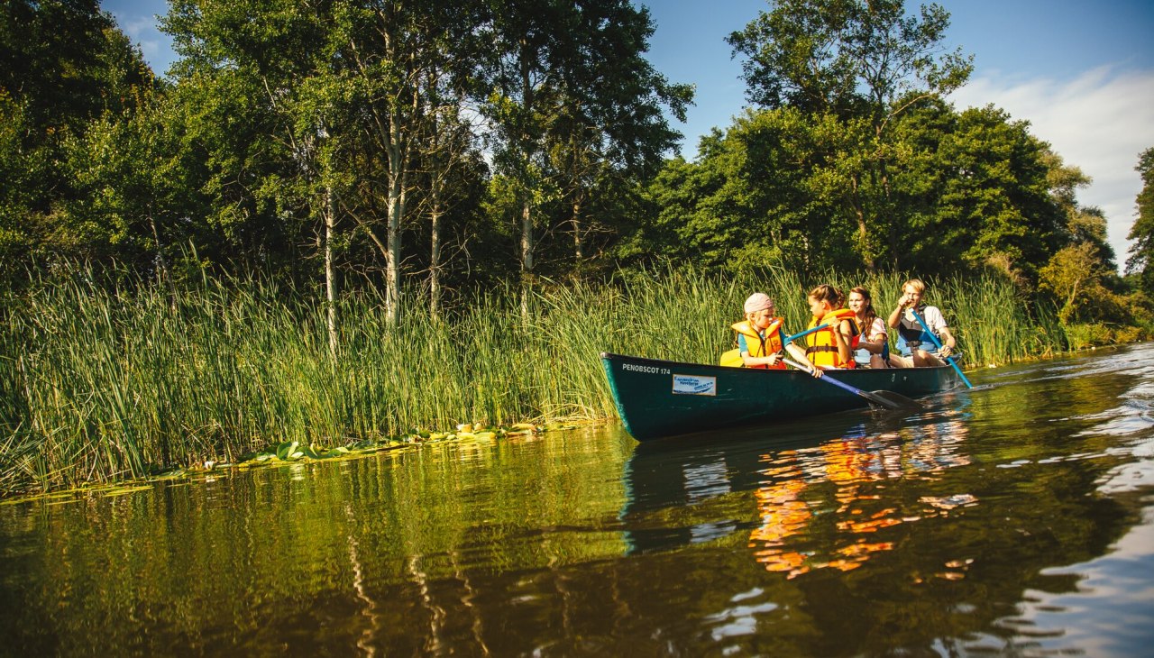 travelling_by_canoe_in_the_mecklenburg_lake_district_1_on_tour_with_the_canoe_in_the_mecklenburg_lake_district_1, © Mecklenburgische Seenplatte