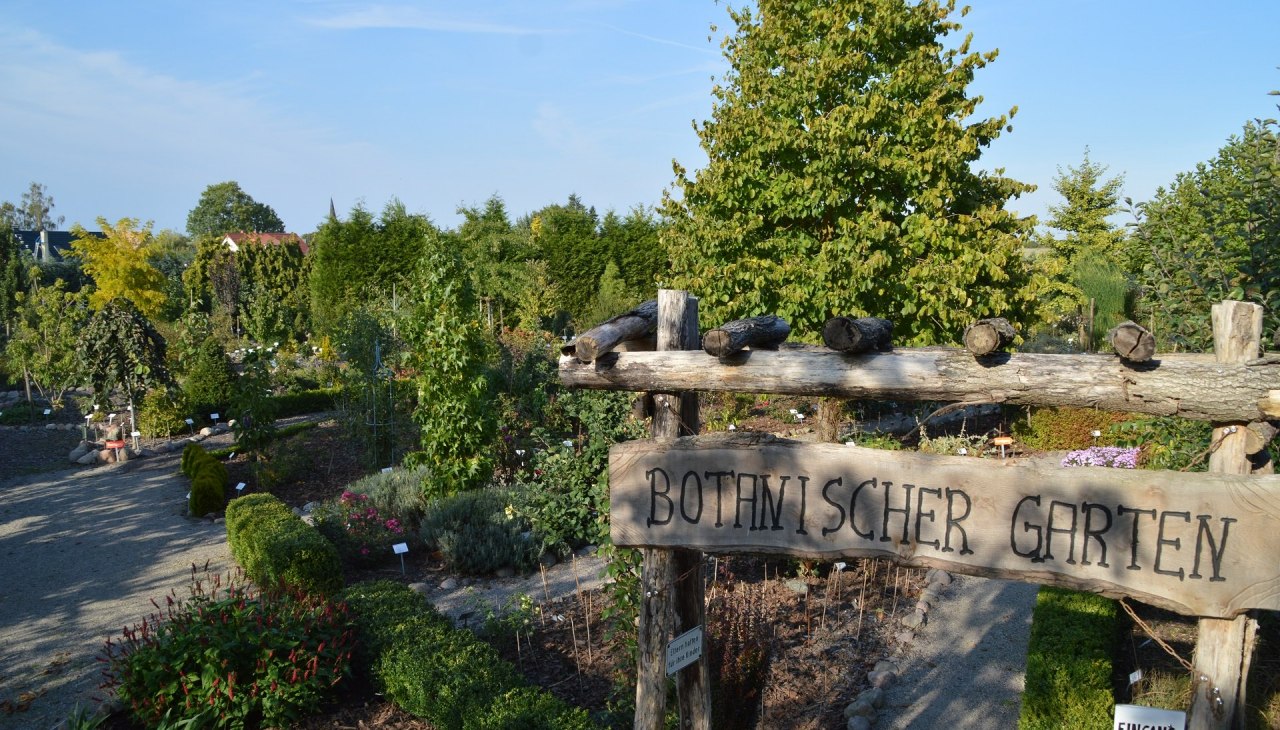 Toegangspoort met uitzicht op het voorste deel van de botanische tuin, © Kevin Hager (Baumschule Hager) Toegangspoort met uitzicht op het voorste deel van de botanische tuin, © Kevin Hager (Baumschule Hager)
