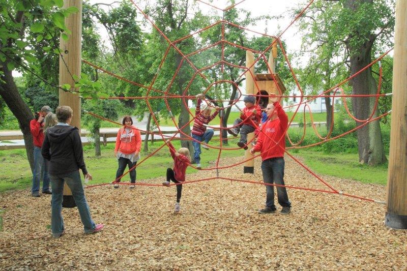 Nieuwe interactieve buitenfaciliteiten nodigen je uit om te sporten in de frisse lucht, &copy; K. Pauling