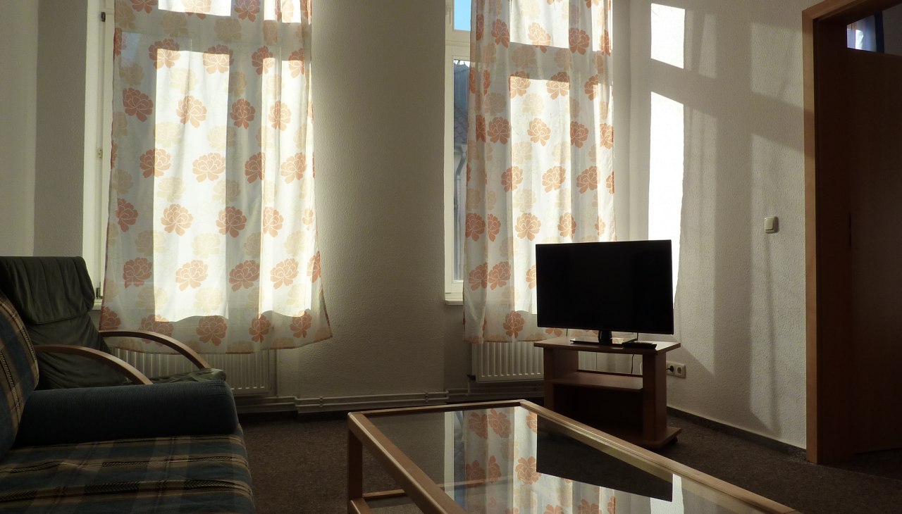 Woonkamer met flatscreen tv, © Galina Diran