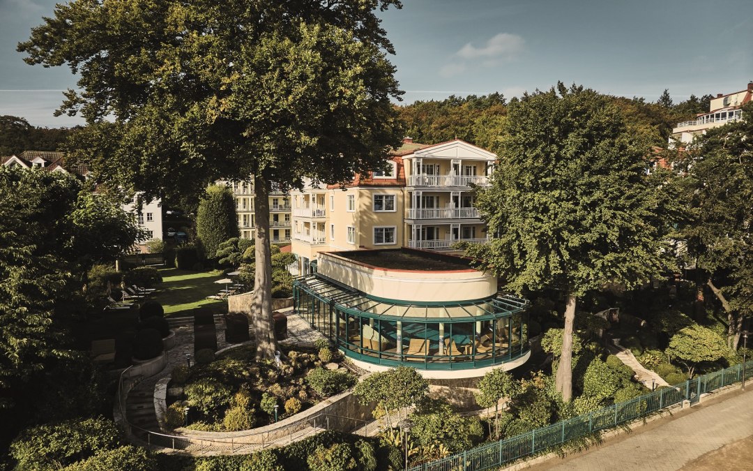 hotel-hauptgebaeude-terrasse-spa-aerial-strandhotel-bansin (1), © Arne Nagel