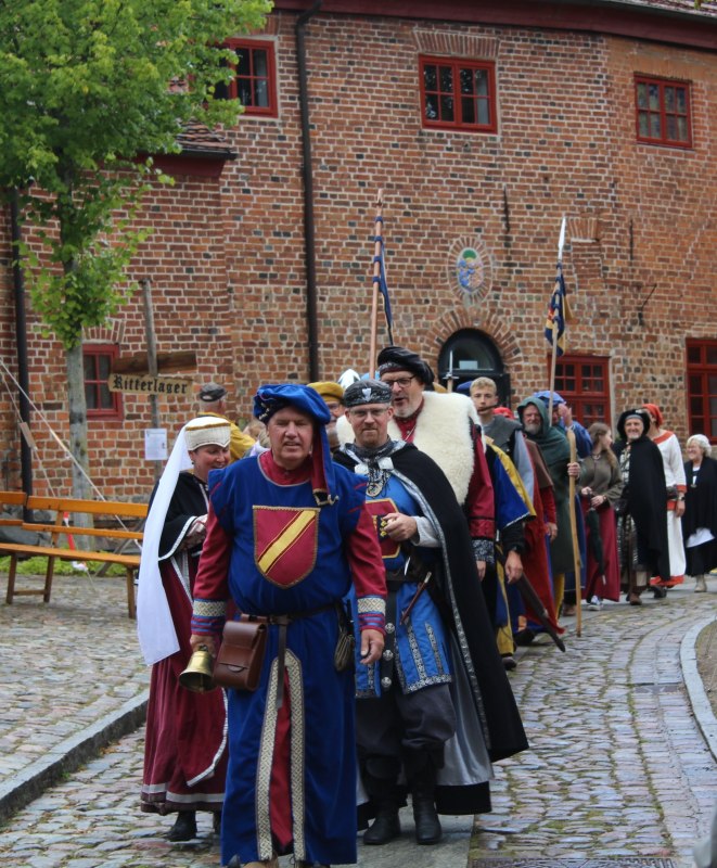 Opening van het kasteelfeest door de vereniging FV Alte Burg Penzlin e.V. // © Stadt Penzlin Opening van het kasteelfeest door de vereniging FV Alte Burg Penzlin e.V. // © Stadt Penzlin