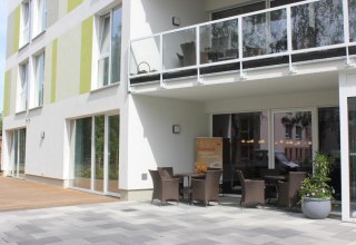 Die gemütliche Cafeteria im Pflegehotel // © Wohlfahrtseinrichtung der Hansestadt Stralsund gGmbH / Fanny Marckwardt Die gemütliche Cafeteria im Pflegehotel // © Wohlfahrtseinrichtung der Hansestadt Stralsund gGmbH / Fanny Marckwardt