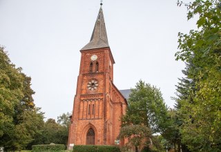 De dorpskerk van Carlow vanaf de torenzijde. // &copy; Frank Burger