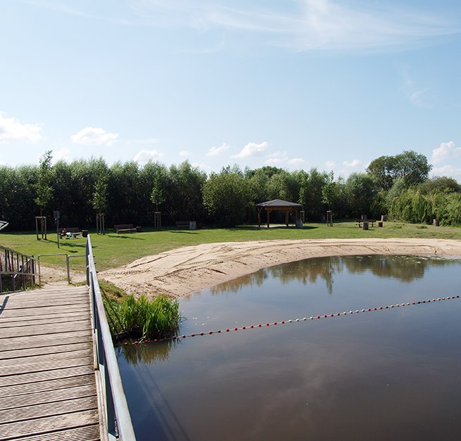 Uitzicht op de natuurlijke badzone op de camping, © Peenecamp Uitzicht op de natuurlijke badzone op de camping, © Peenecamp