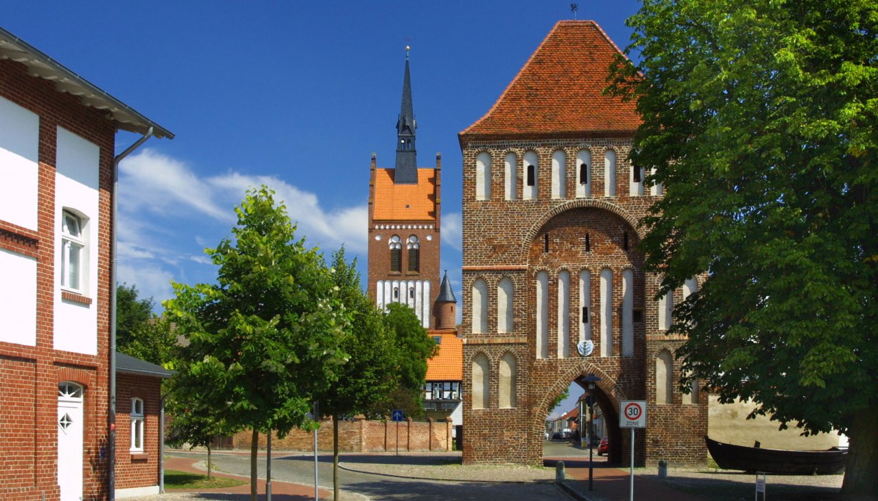 Brama miasta Uznam z muzeum i kościołem, &copy; Stadtinformation Usedom