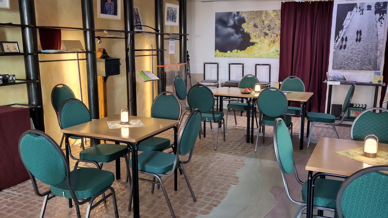 &copy; Angelika Warning