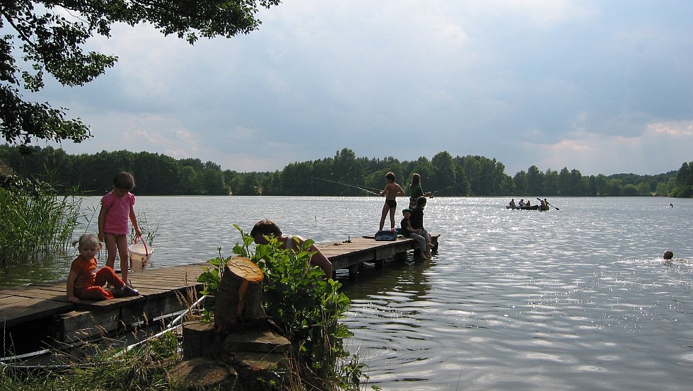 Wędkujące dzieci na nabrzeżu gaju czarownic nad jeziorem Jamelsee // © Hexenwäldchen Wędkujące dzieci na nabrzeżu gaju czarownic nad jeziorem Jamelsee // © Hexenwäldchen