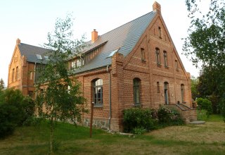 Buitenaanzicht van het landhuis Altbauhof // &copy; Gutshaus Altbauhof