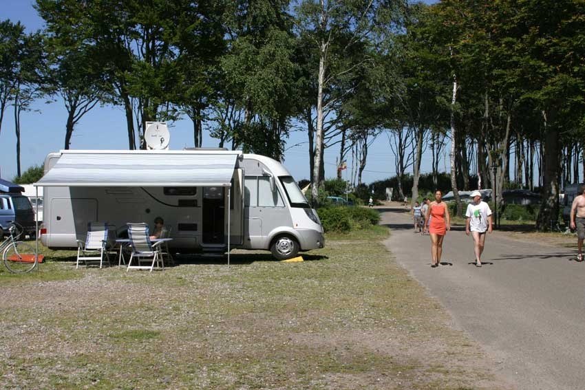 Miejsce parkingowe dla kampera // &copy; Ostseecamp-Ferienpark Rostocker Heide