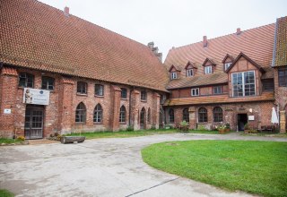 Klostergeb&auml;ude mit Sch&auml;nke // &copy; Frank Burger