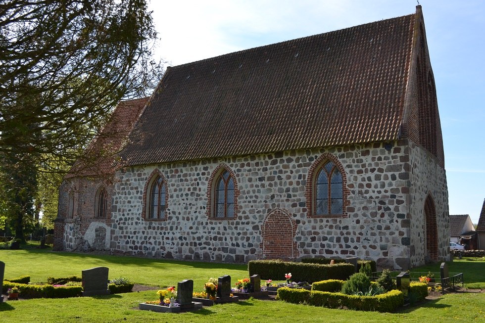 Kerk met graven // © Lutz Werner Kerk met graven // © Lutz Werner