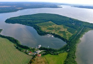 Widok z lotu ptaka na łowisko z domkami letniskowymi, © Fischerei und Räucherei Alt-Schwerin/Dietmar Bürth