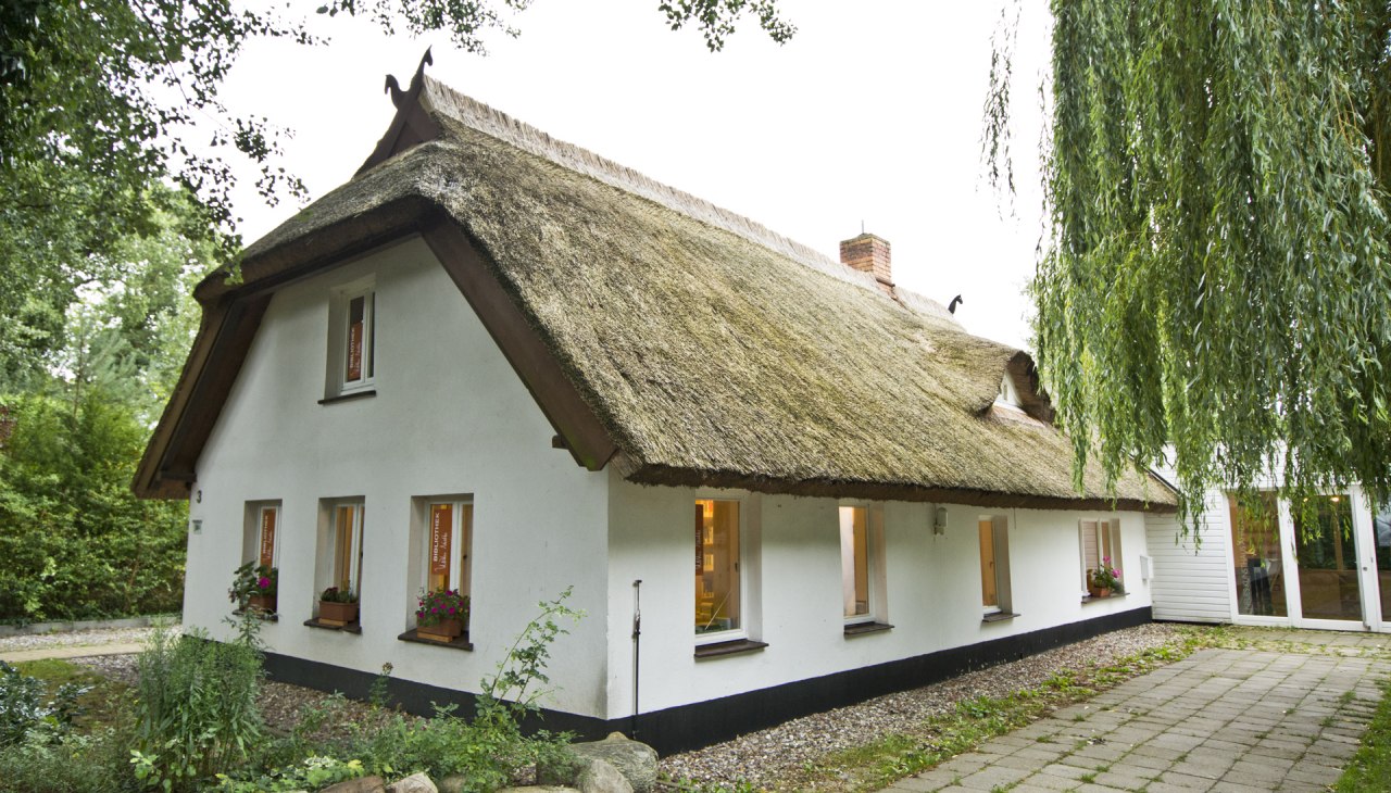 Biblioteka Käthe Miethe, © Kurverwaltung Ahrenshoop · Foto Thomas Kalweit Biblioteka Käthe Miethe, © Kurverwaltung Ahrenshoop · Foto Thomas Kalweit