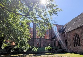Johannisklsiter im Sonnenschein und Rosengarten im Vordergrund.
Anfang Mai // © HANSESTADT Stralsund Johannisklsiter im Sonnenschein und Rosengarten im Vordergrund.
Anfang Mai // © HANSESTADT Stralsund