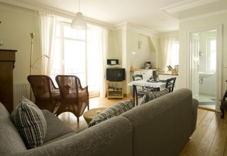 Wohnzimmer mit Küche // © Villa Schwalbe Wohnzimmer mit Küche // © Villa Schwalbe
